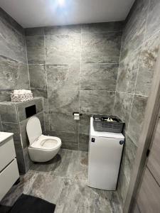 a bathroom with a toilet and a sink at Apartamento Cristina 3 - Playa Arenal Bol in Calpe +13 photos