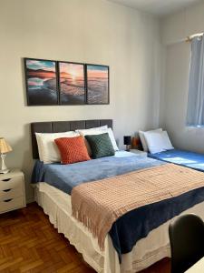 מיטה או מיטות בחדר ב-Apartamento em Copacabana