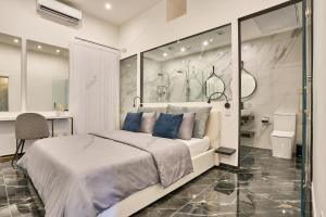 una camera con un grande letto e un bagno di Lux Villa with Pool-Hosted by Sweetstay a San Pawl il-Baħar