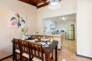 a kitchen and dining room with a table and chairs at Young Bed&Breakfast in San José