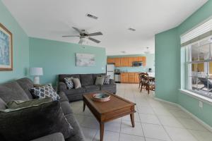 uma sala de estar com um sofá e uma mesa em Nw Condo W Ocean View, Sundeck, Pool em North Wildwood