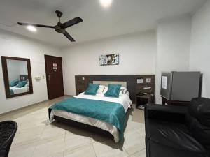 a bedroom with a bed and a ceiling fan at Hotel La Casa 1 in Montería
