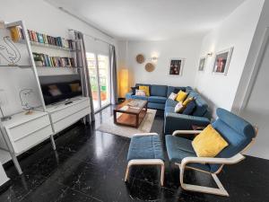 Et opholdsområde på Large Penthouse with Sunny Terrace