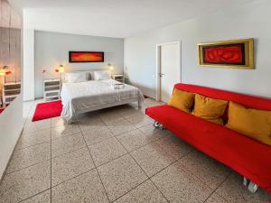 En eller flere senge i et værelse på Large Penthouse with Sunny Terrace