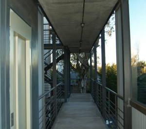 un porche vacío de una casa con una escalera en Depto buena vista a espacio verde quincho y pileta en Rosario