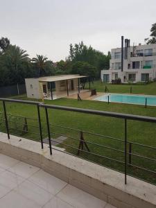 vistas a un parque con pabellón y edificio en Depto buena vista a espacio verde quincho y pileta en Rosario