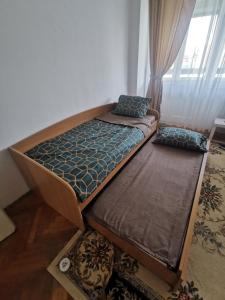 Uma cama ou camas num quarto em Apartman Monaco