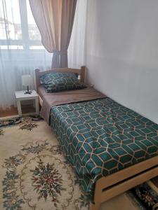 Uma cama ou camas num quarto em Apartman Monaco