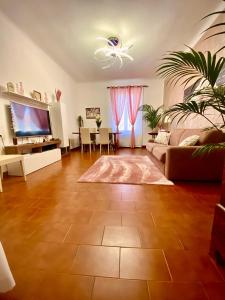 un soggiorno con divano e TV a schermo piatto di Appartamento Benaco a Milano - Fondazione Prada a Milano