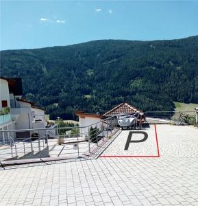 vista dal tetto di un edificio con un cartello P di Apartment Veronika a Vandoies