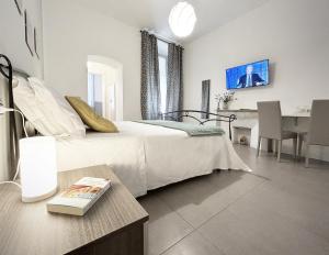 una camera con letto, tavolo e scrivania di Affittacamere Everest a La Spezia