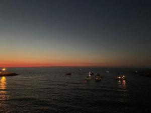 grupa łodzi w wodzie o zachodzie słońca w obiekcie Laerte & Dafne Holiday w mieście Trappeto