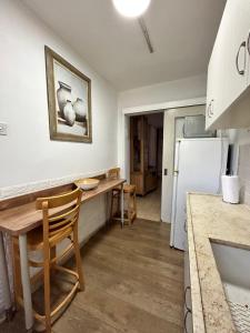 uma cozinha com uma mesa de madeira e um frigorífico em 3-х комнатная квартира у моря в Хайфе em Haifa