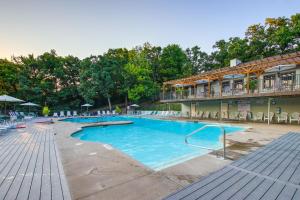 Four SeasonsにあるBoat Slip and Pool Access Lake of the Ozarks Condoの- リゾート内のスイミングプール(テーブル、椅子付)