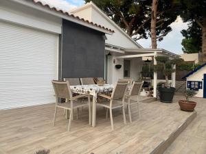 y un patio con mesa de comedor y sillas. en Lovely house near the beach, en Calafell