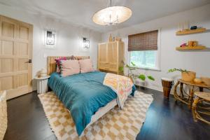 Stylish Willoughby Hills Retreat with Fireplace! : غرفة نوم مع سرير وبطانية زرقاء