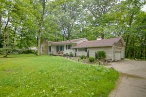 Taman di luar Stylish Willoughby Hills Retreat with Fireplace!