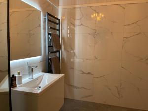 un bagno con lavandino e specchio di Skärhamns Paradis a Skärhamn