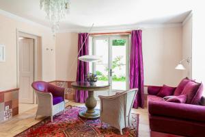 a living room with purple furniture and a purple couch at Chambres d'Hôtes Eden Ouest in La Rochelle