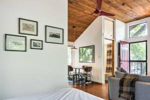 オースティンにある2 Mi to Dtwn Pet-Friendly Austin Studio with Yardのベッドルーム1室(ベッド1台付)、リビングルーム(テーブル付)