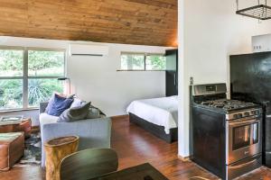 オースティンにある2 Mi to Dtwn Pet-Friendly Austin Studio with Yardのリビングルーム(ベッド1台、コンロ付)