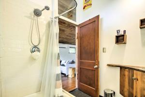 オースティンにある2 Mi to Dtwn Pet-Friendly Austin Studio with Yardのバスルーム(シャワー、シャワーカーテン付) +20枚の写真