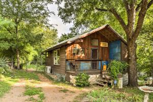 オースティンにある2 Mi to Dtwn Pet-Friendly Austin Studio with Yardの木の小屋