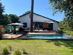卡布勒通的住宿－Villa Manita，庭院中带游泳池的房子