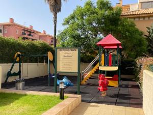 un parque con parque infantil y equipo de juegos en Penthouse Victoria en Vilamoura