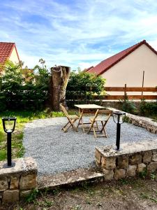 a picnic table in a yard with a tree at La Parisienne - 80m2 in Vierzon