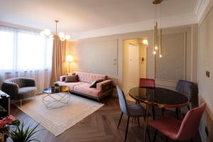 sala de estar con sofá rosa y mesa en Luxurious Apartment, Best View, en Timisoara
