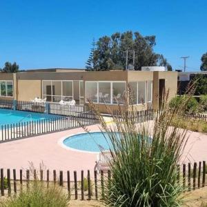 Bazén v ubytování Depto. Nuevo Algarrobo patio privado nebo v jeho okolí