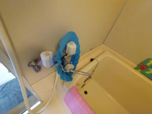 y baño con ducha y bañera. en メゾンドヴィラ en Kami-furano