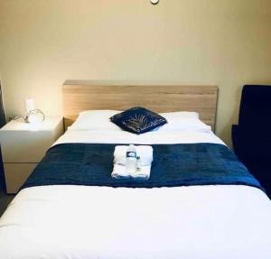 Una cama con dos toallas encima. en Spacious 2 bedrooms in City Center with Terrace-9, en Luxemburgo
