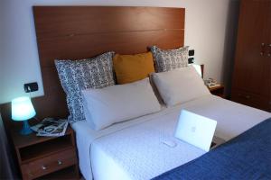 A bed or beds in a room at Residence Del Sole