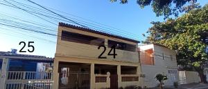 Een huis met het nummer 44 erop. bij Casa Del Mar in Cabo Frio