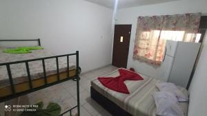 een kleine slaapkamer met 2 stapelbedden en een raam bij Casa Del Mar in Cabo Frio