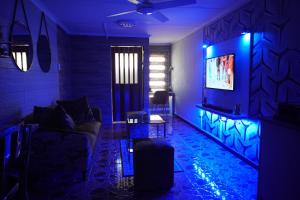 sala de estar con iluminación azul y sofá en Homes of Ace Executive, en Pretoria