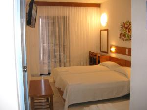 Ένα ή περισσότερα κρεβάτια σε δωμάτιο στο Ξενοδοχείο Δανάη