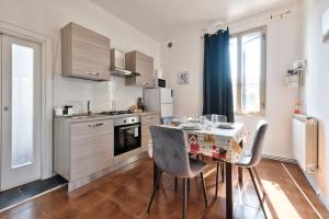 una cucina con tavolo e sedie di Venice Vacation Apartment Two Bedrooms a Marghera
