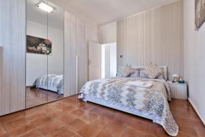 una camera con letto e specchio di Venice Vacation Apartment Two Bedrooms a Marghera