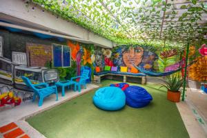uma sala de jogos com uma parede com um mural em Blue Coast Hostal em Medellín
