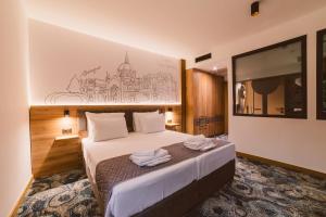 um quarto de hotel com uma cama com toalhas em Hotel Boutique Anoma em Saraievo