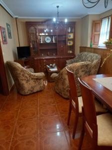 sala de estar con mesa y sillas en Pelayo I, en Poo de Cabrales