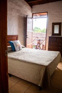 een slaapkamer met een groot bed en een raam bij Hotel San Carlos Beach . in San Carlos