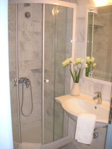 Koupelna v ubytování Danae Hotel