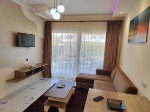 un salon avec un canapé et une table dans l'établissement One bed in Criss resort Naama bay, à Charm el-Cheikh
