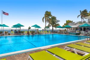 una piscina con sillas y sombrillas en un resort en Dream in the Keys, en Key Colony Beach