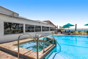 Bazén v ubytování R & R Retreat nebo v jeho okolí