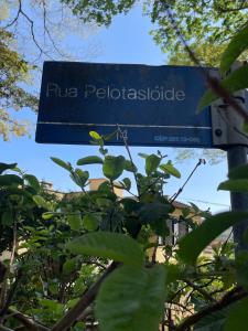 a blue sign that reads rua pelologiosis at A Casa que Hospeda in Sao Paulo